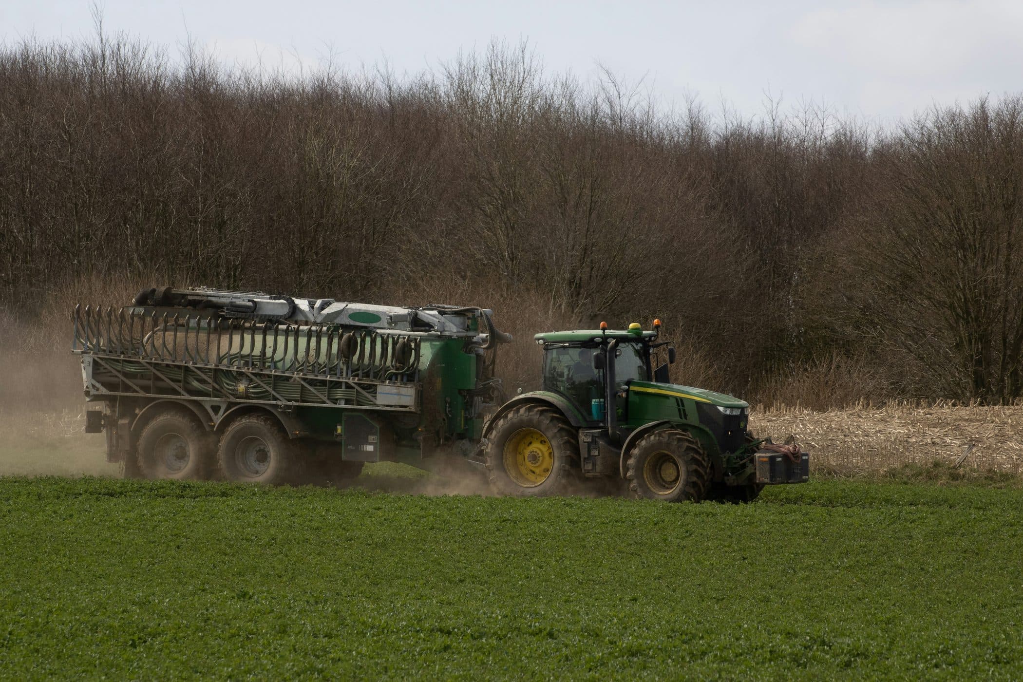 Trator trabalhando no campo com implemento agrícola